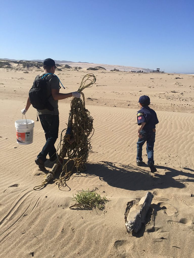 Beach-cleanup-Christian-and-Ramses-002